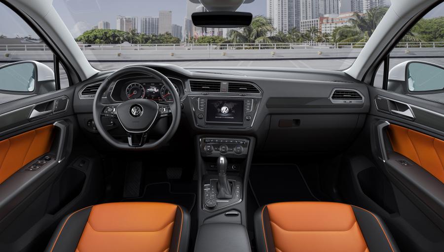 Торпедо Volkswagen Tiguan R-Line 2016 года  (WW) (фото 5 из 36)